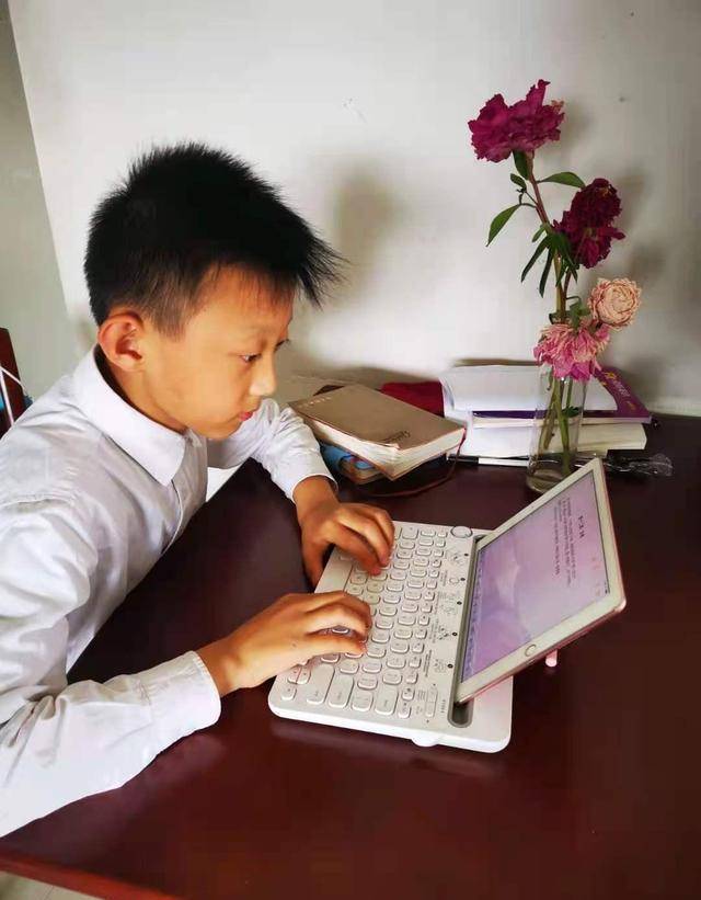 看小说听书苹果版
:西安六年级小学生写出8万多字探险小说社区为他举办交流会