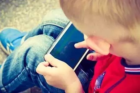 小孩经常玩手机新闻怎样帮小孩戒掉手机瘾