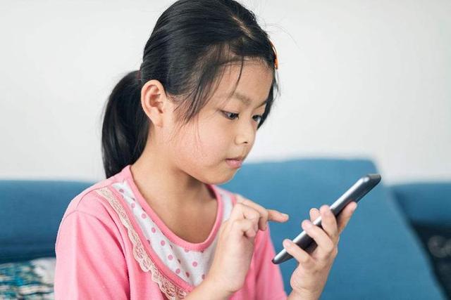 小孩经常玩手机新闻怎样帮小孩戒掉手机瘾-第2张图片-平心在线